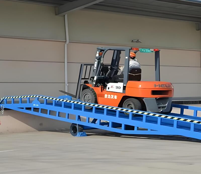 阿拉尔农场移动式卸货平台（叉车用）